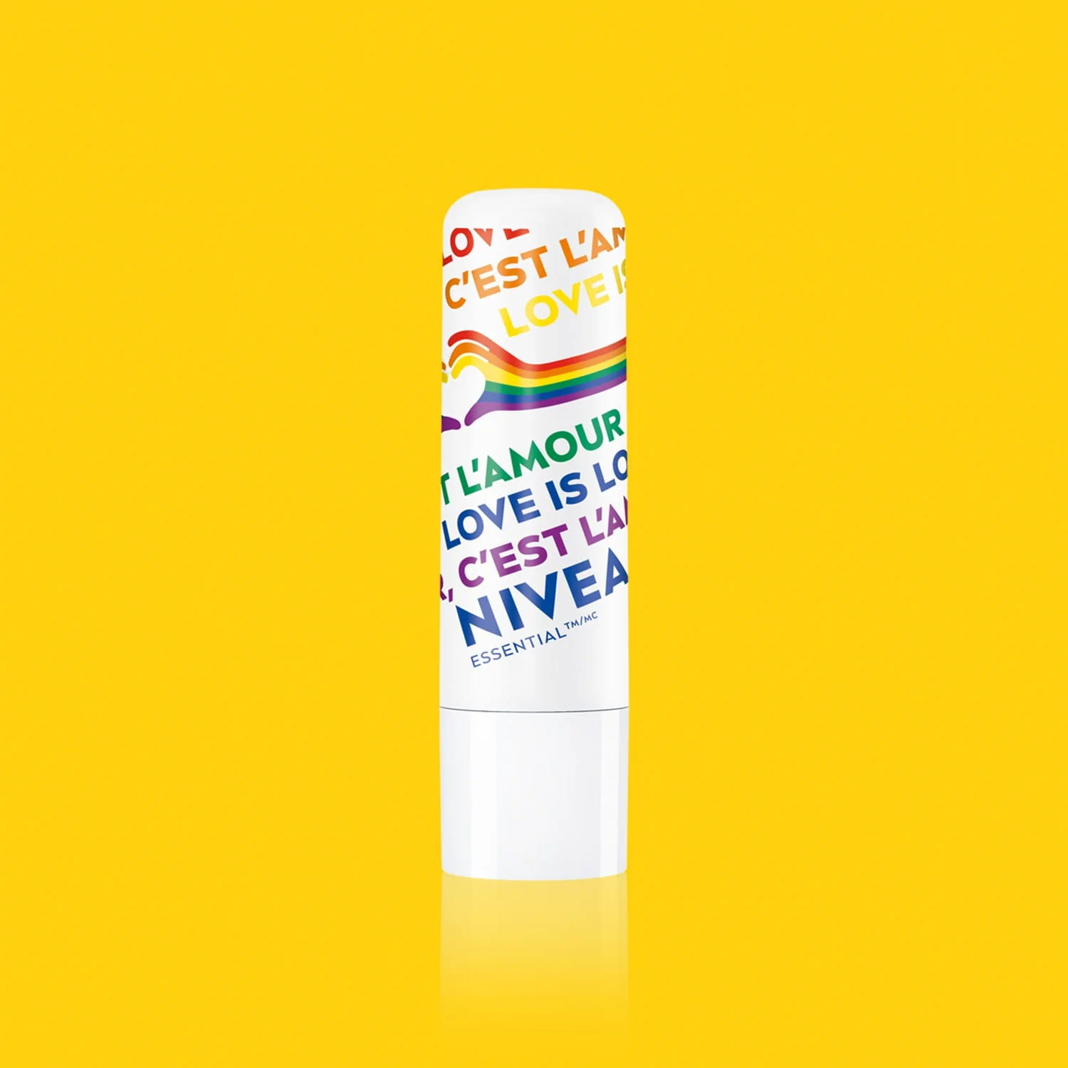 Baume à lèvres NIVEA Essential Fierté série limitée avec motif arc-en-ciel, soutenant la fierté 2SLGBTQIA+ dans le cadre de la campagne « Soyez fièr(e) dans votre peau ».